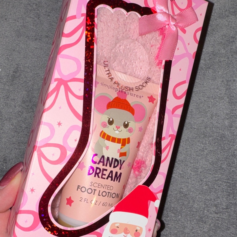 Simple Pleasures- Candy Dream Ultra Plush Socks & Foot Lotion Gift Set 🎀🧦 - Picture 6 of 9